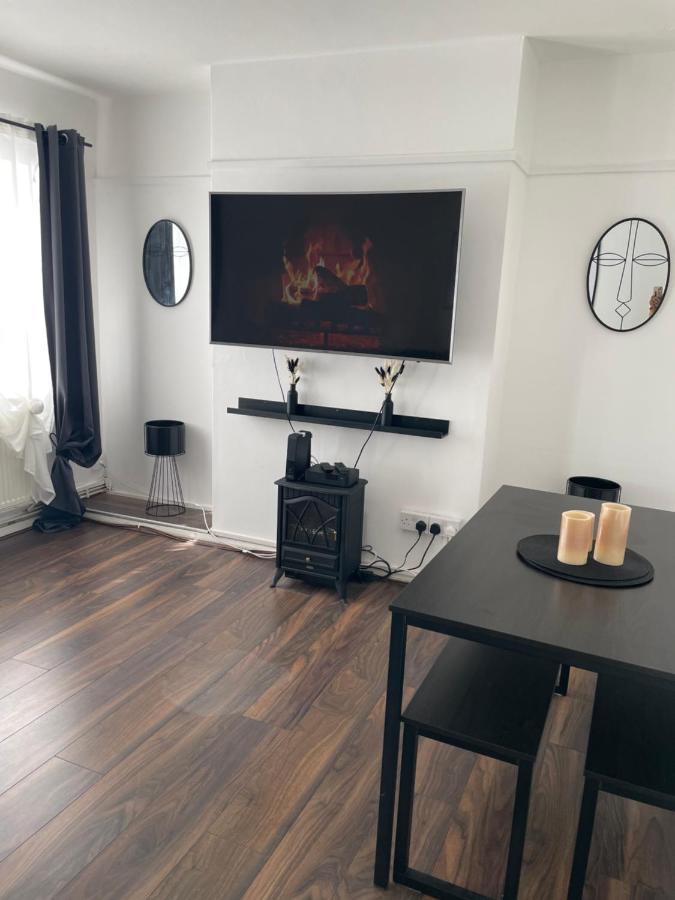 Lovely 2Bedroom 4Mins From Wimbledon Station Londra Exterior foto